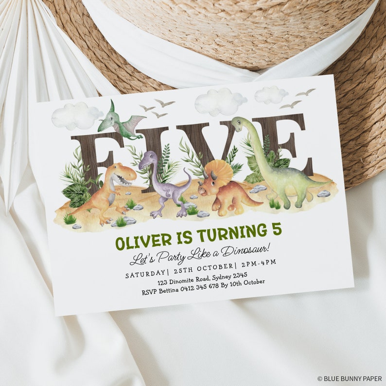 Peut inclure: Une carte d'invitation verte, blanche et marron avec le mot "FIVE" en grandes lettres. Les lettres sont d&eacute;cor&eacute;es de dinosaures et de verdure. Le texte sur la carte indique "Oliver a 5 ans F&ecirc;tons comme un dinosaure ! Samedi 25 octobre 14h-16h 123 Dinomite Road, Sydney 2345 RSVP Bettina 0412 345 678 Avant le 10 octobre".