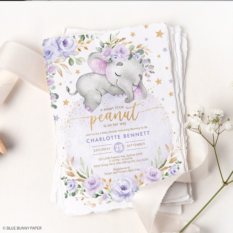 K&ouml;nnte beinhalten: Eine violette und goldene Babyparty-Einladung mit einem niedlichen Cartoon-Elefanten, der eine Blumenkrone tr&auml;gt. Die Einladung lautet "a sweet little peanut is on her way" und enth&auml;lt den Namen Charlotte Bennett, das Datum Samstag, 25. September, und die Uhrzeit 14:00 - 16:00 Uhr. Die Einladung enth&auml;lt auch die Adresse 123 Little Peanut Ave, Sydney 2345 und die RSVP-Informationen: Emily 0412 456 456 bis zum 5. Juli 20XX. Die Einladung lautet "Registered at Target and Pottery Barn Kids".