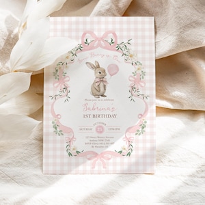Op de afbeelding: Een roze en witte geruite verjaardagsuitnodiging. De uitnodiging toont een illustratie van een konijn met een roze ballon. De tekst bevat "Some Bunny is One" en "Sabrina's 1e verjaardag".
