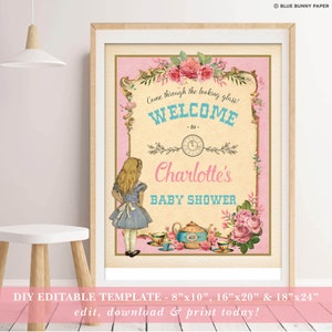 Może przedstawiać: Drukowany znak powitalny na baby shower w stylu Alicji w Krainie Czar&oacute;w, w kolorze r&oacute;żowym i niebieskim. Znak zawiera vintage ilustrację Alicji, czajnika i kwiat&oacute;w. Tekst na znaku brzmi: "Przejdź przez lustro! Witamy na baby shower Charlotte".