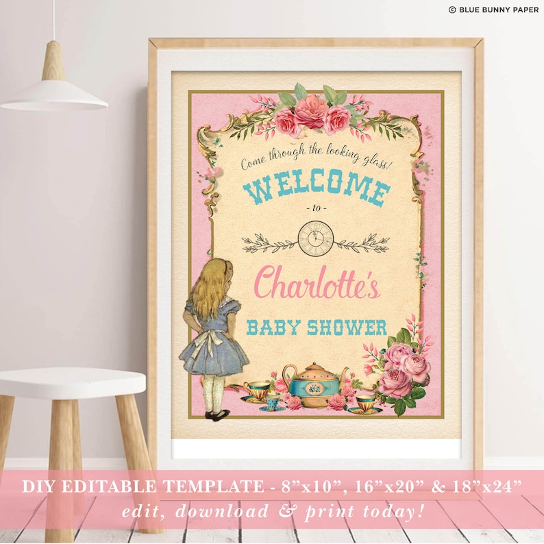 Może przedstawiać: Drukowany znak powitalny na baby shower w stylu Alicji w Krainie Czar&oacute;w, w kolorze r&oacute;żowym i niebieskim. Znak zawiera vintage ilustrację Alicji, czajnika i kwiat&oacute;w. Tekst na znaku brzmi: "Przejdź przez lustro! Witamy na baby shower Charlotte".