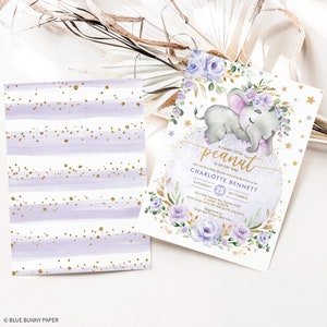 K&ouml;nnte beinhalten: Eine Babyparty-Einladung in Lila und Gold. Die Einladung zeigt eine Aquarell-Illustration eines schlafenden Elefanten mit einer Blumenkrone. Der Text auf der Einladung lautet "Ein s&uuml;&szlig;er kleiner Peanut ist unterwegs" und enth&auml;lt den Namen Charlotte Bennett, das Datum der Babyparty sowie Uhrzeit und Ort.