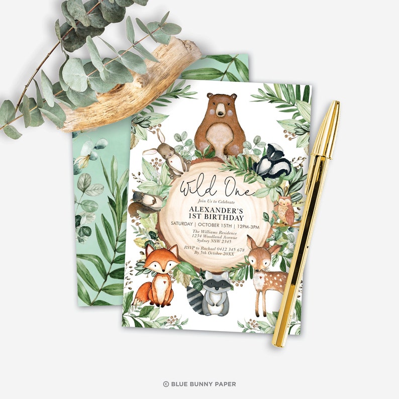 K&ouml;nnte beinhalten: Eine Einladung zu einer Wald-Motto-Geburtstagsparty mit wei&szlig;em Hintergrund und einem Kreis aus gr&uuml;nen Bl&auml;ttern und Tieren. Der Text lautet "Wild One" und "Alexander's 1st Birthday".