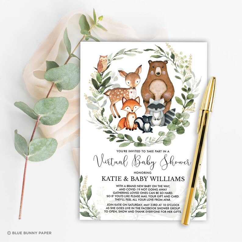 Op de afbeelding: Een witte kaart met een groene en gouden bloemenkrans rond een aquarel-illustratie van een beer, hert, vos, wasbeer en uil. De tekst op de kaart luidt: "Je bent uitgenodigd om deel te nemen aan een virtuele babyshower ter ere van Katie & Baby Williams".