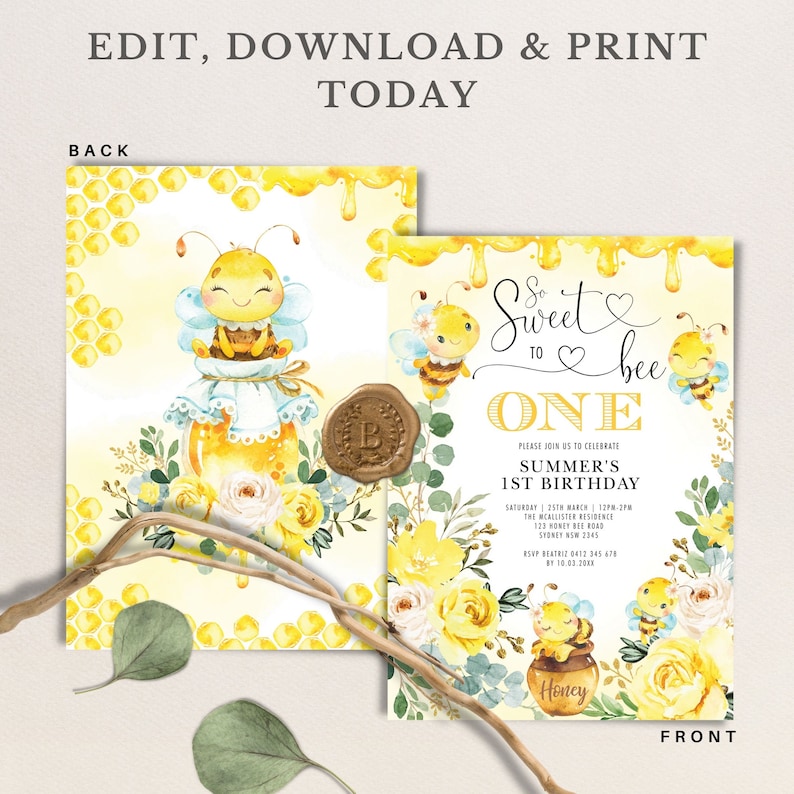 K&ouml;nnte beinhalten: Eine gelbe und wei&szlig;e Einladung zum ersten Geburtstag mit Bienen-Motiv und Aquarell-Design. Die Einladung zeigt eine Biene mit einem Honigtopf und Blumen. Der Text lautet "So sweet to bee one".