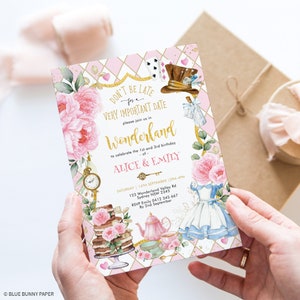 K&ouml;nnte beinhalten: Eine rosafarbene und goldene Einladung zu einer Geburtstagsfeier im Alice-im-Wunderland-Stil mit einer fantasievollen Illustration von Alice, dem Hutmacher und einer Teeparty. Die Einladung enth&auml;lt den Text "Seien Sie nicht zu sp&auml;t f&uuml;r ein sehr wichtiges Date" und Details zur Party, einschlie&szlig;lich Datum, Uhrzeit und Ort.