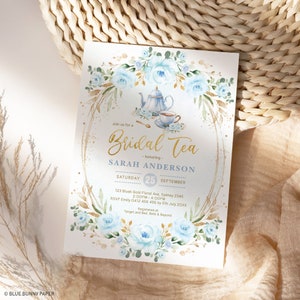Puede incluir: Una invitaci&oacute;n de despedida de soltera azul y dorada con un dise&ntilde;o floral de acuarela. La invitaci&oacute;n presenta una tetera y una taza de t&eacute;, y el texto "Join us for a Bridal Tea - honoring - Sarah Anderson". La fecha es el s&aacute;bado 25 de septiembre, y la hora es de 2:00 PM a 4:00 PM. La ubicaci&oacute;n es 123 Blush Gold Floral Ave, Sydney 2345. RSVP a Emily 0412 456 456 antes del 5 de julio de 20XX. Registrado en Target y Bed, Bath & Beyond.