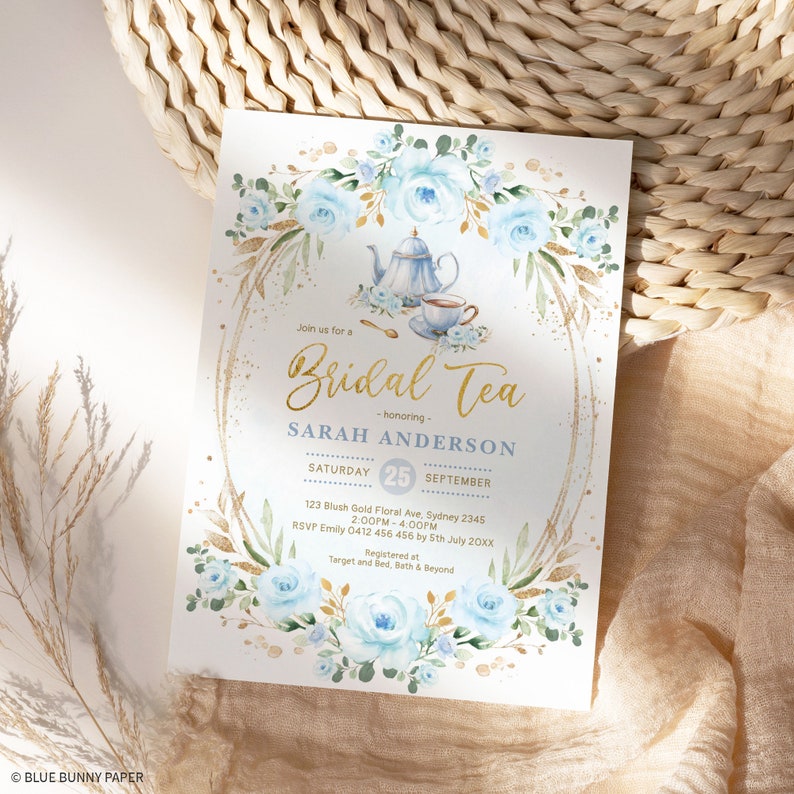 Puede incluir: Una invitaci&oacute;n de despedida de soltera azul y dorada con un dise&ntilde;o floral de acuarela. La invitaci&oacute;n presenta una tetera y una taza de t&eacute;, y el texto "Join us for a Bridal Tea - honoring - Sarah Anderson". La fecha es el s&aacute;bado 25 de septiembre, y la hora es de 2:00 PM a 4:00 PM. La ubicaci&oacute;n es 123 Blush Gold Floral Ave, Sydney 2345. RSVP a Emily 0412 456 456 antes del 5 de julio de 20XX. Registrado en Target y Bed, Bath & Beyond.