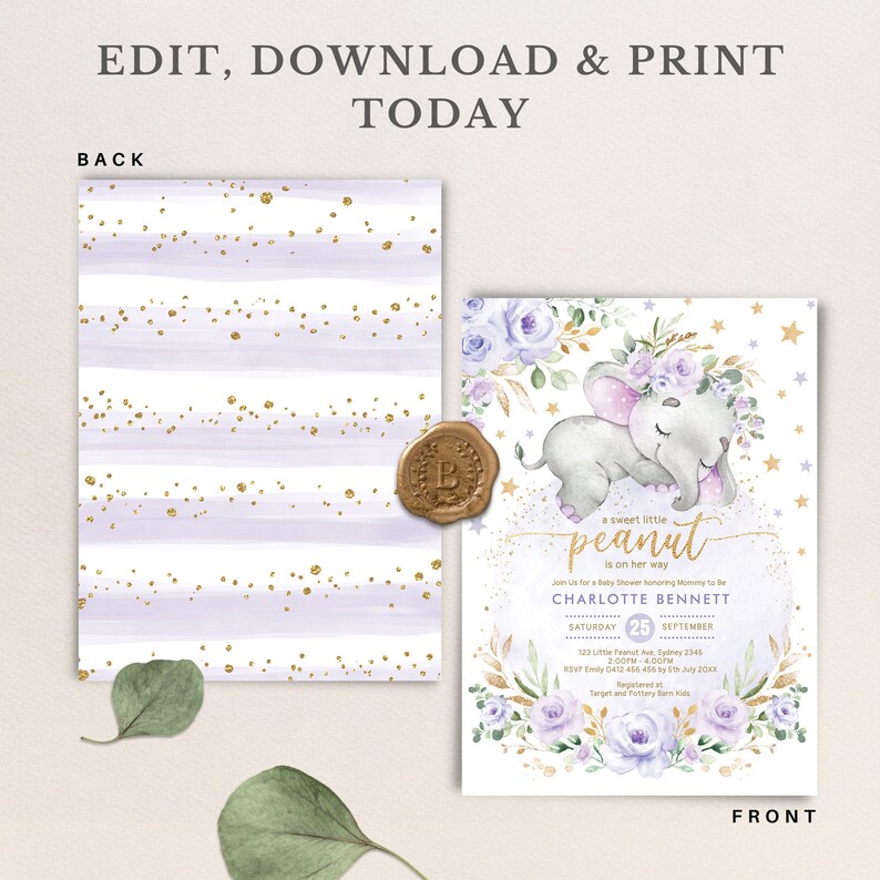 K&ouml;nnte beinhalten: Eine lila und goldene Babyparty-Einladung mit einer s&uuml;&szlig;en Illustration eines schlafenden Elefanten, der eine Blumenkrone tr&auml;gt. Der Text lautet "ein s&uuml;&szlig;es kleines Erdnuss ist auf dem Weg" und enth&auml;lt den Namen Charlotte Bennett, das Datum und die RSVP-Informationen.