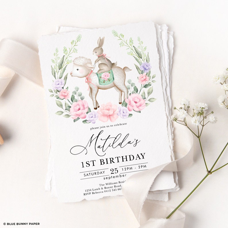 Puede incluir: Una ilustraci&oacute;n de acuarela de un cordero blanco con una silla de montar verde y un conejo montando en su espalda. El cordero y el conejo est&aacute;n rodeados de flores rosas y moradas y hojas verdes. El texto "Matilda's 1st Birthday" est&aacute; escrito en letra cursiva negra. La fecha y la hora de la fiesta se enumeran a continuaci&oacute;n: "S&aacute;bado 25, 12PM - 2PM, septiembre". La direcci&oacute;n de la residencia Williams y la informaci&oacute;n de RSVP tambi&eacute;n est&aacute;n incluidas.