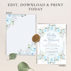 Peut inclure: Invitation de baby shower avec un motif floral. L'invitation pr&eacute;sente le texte "Baby in Bloom" et les d&eacute;tails de la baby shower de Sarah Anderson. Le motif comprend des roses bleu clair et de la verdure. Le verso de l'invitation est &eacute;galement montr&eacute;.