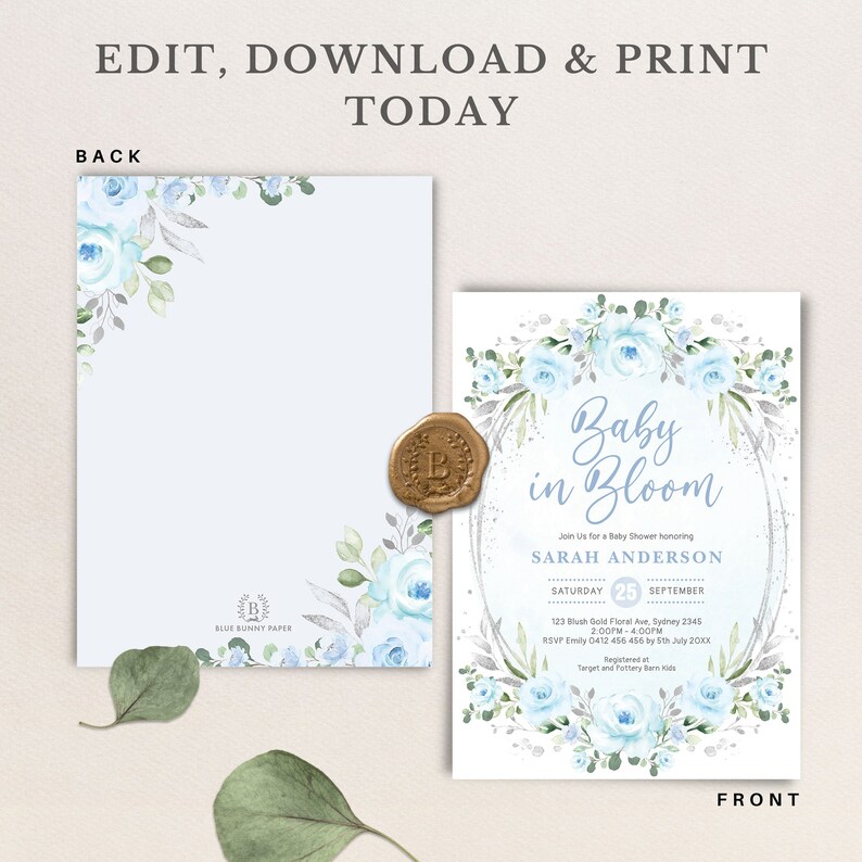 Peut inclure: Invitation de baby shower avec un motif floral. L'invitation pr&eacute;sente le texte "Baby in Bloom" et les d&eacute;tails de la baby shower de Sarah Anderson. Le motif comprend des roses bleu clair et de la verdure. Le verso de l'invitation est &eacute;galement montr&eacute;.