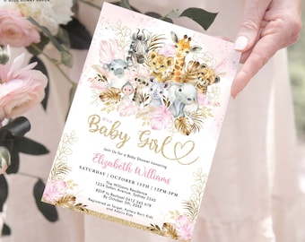 Puede incluir: Una invitación a un baby shower con un tema rosa y dorado. La invitación presenta ilustraciones de animales de safari, incluyendo una jirafa, un león y un elefante. El texto dice "It's a Baby Girl" e incluye detalles del evento.