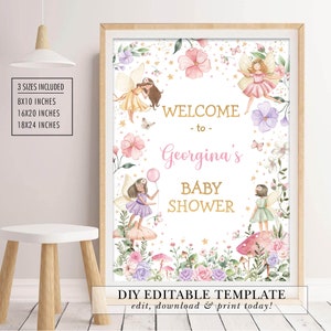 Pu&ograve; includere: Un cartello di benvenuto per un baby shower a tema fata, da stampare. Il cartello presenta uno sfondo bianco con un bordo dorato e un testo che dice "Benvenuti al baby shower di Georgina". Il cartello &egrave; decorato con fiori rosa e viola, farfalle e fate.