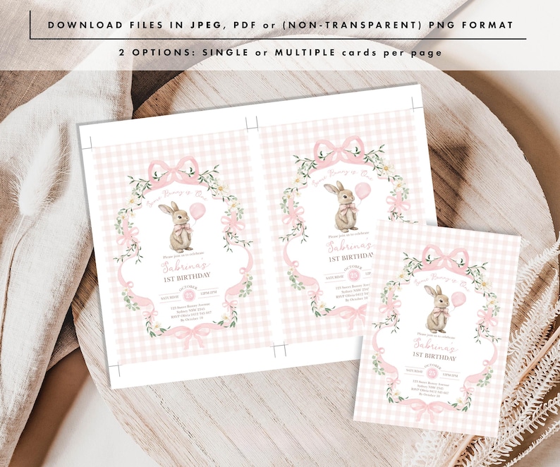 Op de afbeelding: Verjaardagsuitnodigingen met een roze en witte ruitpatroon, met een konijn illustratie. De uitnodigingen bevatten de tekst "Sabrina's 1e verjaardag" en zijn versierd met bloemen en strikken. De afbeelding bevat ook de tekst "DOWNLOAD BESTANDEN IN JPEG, PDF of (NIET-TRANSPARANT) PNG FORMAAT" en "2 OPTIES: ENKELE of MEERDERE kaarten per pagina."