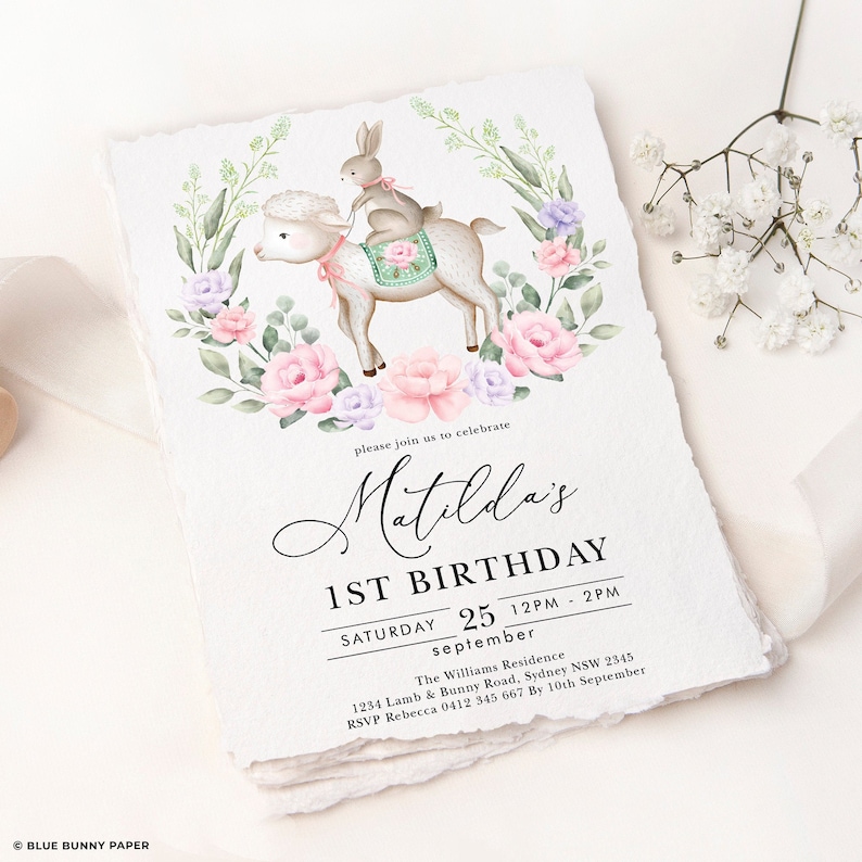 Puede incluir: Una ilustraci&oacute;n de acuarela de un cordero blanco con un conejito montando en su espalda. El cordero y el conejito est&aacute;n rodeados de flores rosas y moradas. El texto "Matilda's 1st Birthday" est&aacute; escrito en letra cursiva negra. La fecha "S&aacute;bado 25 de septiembre 12PM - 2PM" est&aacute; escrita debajo del nombre. La direcci&oacute;n de la residencia Williams y la informaci&oacute;n de RSVP est&aacute;n listadas debajo de la fecha.