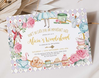Könnte beinhalten: Einladung zu einer Alice im Wunderland-Geburtstagsparty mit einem karierten Hintergrund in Lila und Weiß. Die Einladung zeigt eine Aquarell-Illustration von Alice, dem Hutmacher, dem weißen Kaninchen und anderen Figuren aus dem Buch. Der Text auf der Einladung lautet: "Seien Sie nicht zu spät für ein wichtiges Date... begleiten Sie uns in Alices Wunderland, um ihren 5. Geburtstag zu feiern. Samstag, 14. September, 14:00-16:00 Uhr, 123 Wonderland Valley Rd, Sydney NSW 2345, RSVP Emily 0412 345 667, bis zum 2. September. © Blue Bunny Paper."