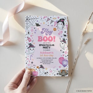 Peut inclure: Invitation &agrave; une f&ecirc;te d'Halloween rose et violette avec un fant&ocirc;me, une citrouille et un chaudron. L'invitation dit "Hey BOO!" et comprend le texte "Rejoignez-nous pour une f&ecirc;te Spooktacular pour c&eacute;l&eacute;brer le 1er anniversaire d'Addison".