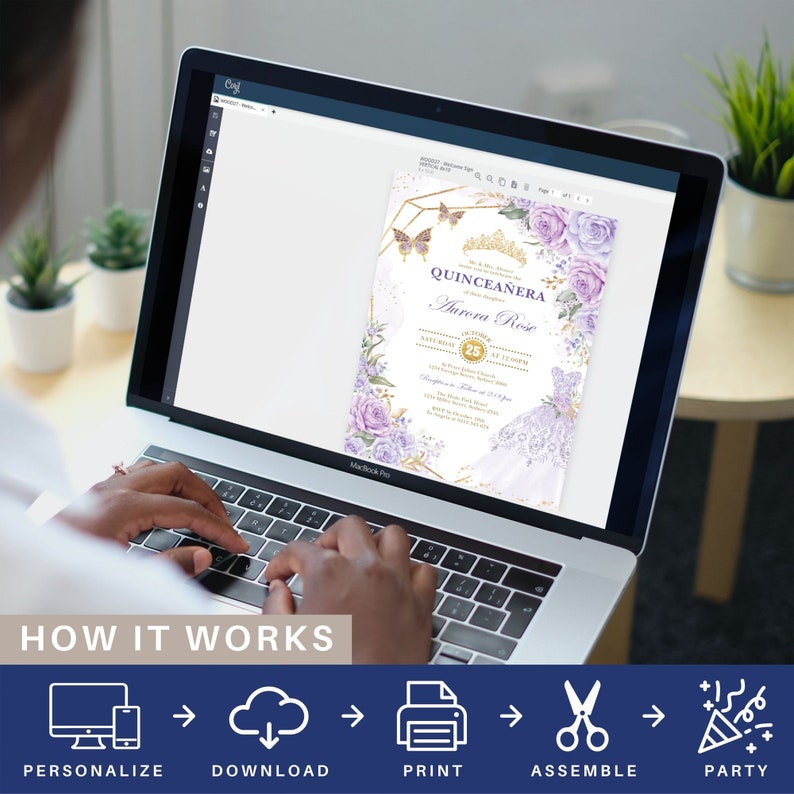 Pode incluir: Um design digital para um convite de Quincea&ntilde;era com um esquema de cores roxo e dourado com uma coroa, borboletas e detalhes florais. O texto diz "Quincea&ntilde;era Aurora Rose".