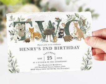 Puede incluir: Una invitación verde y blanca con una ilustración de acuarela de animales australianos que forman la palabra "DOS". El texto "Henry's 2nd Birthday" está en una fuente verde. Los detalles de la invitación incluyen la fecha, la hora y la información de RSVP.
