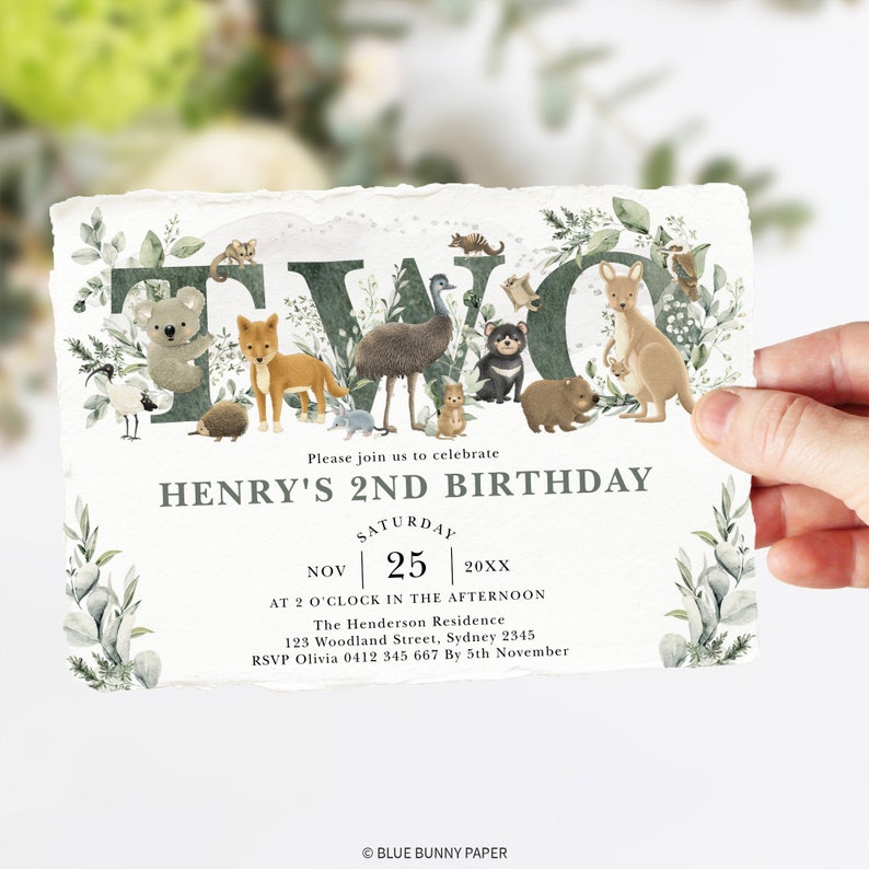 K&ouml;nnte beinhalten: Eine gr&uuml;ne und wei&szlig;e Einladung mit einer Aquarell-Illustration von australischen Tieren, die das Wort "ZWEI" bilden. Der Text "Henry's 2nd Birthday" ist in gr&uuml;ner Schrift. Die Einladungsdetails beinhalten Datum, Uhrzeit und RSVP-Informationen.