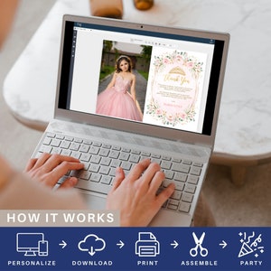 K&ouml;nnte beinhalten: Ein Laptop-Bildschirm zeigt eine digitale, druckbare Dankeskarte mit einem Blumendesign und einer Krone. Die Karte hat einen rosa Hintergrund mit goldenen Akzenten und den Text "Danke" in goldener Schrift. Der Text "Maria Luna" ist ebenfalls auf der Karte enthalten. Das Bild zeigt die H&auml;nde einer Person, die auf die Laptop-Tastatur tippt. Der Text "SO FUNKTIONIERT ES" wird unter dem Laptop angezeigt. F&uuml;nf Symbole werden unter dem Text angezeigt, die die Schritte zum Personalisieren, Herunterladen, Drucken, Zusammenbauen und Feiern darstellen.