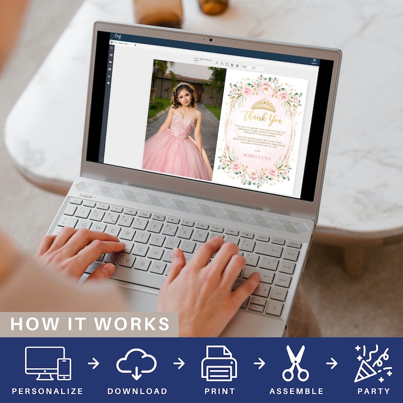 K&ouml;nnte beinhalten: Ein Laptop-Bildschirm zeigt eine digitale, druckbare Dankeskarte mit einem Blumendesign und einer Krone. Die Karte hat einen rosa Hintergrund mit goldenen Akzenten und den Text "Danke" in goldener Schrift. Der Text "Maria Luna" ist ebenfalls auf der Karte enthalten. Das Bild zeigt die H&auml;nde einer Person, die auf die Laptop-Tastatur tippt. Der Text "SO FUNKTIONIERT ES" wird unter dem Laptop angezeigt. F&uuml;nf Symbole werden unter dem Text angezeigt, die die Schritte zum Personalisieren, Herunterladen, Drucken, Zusammenbauen und Feiern darstellen.