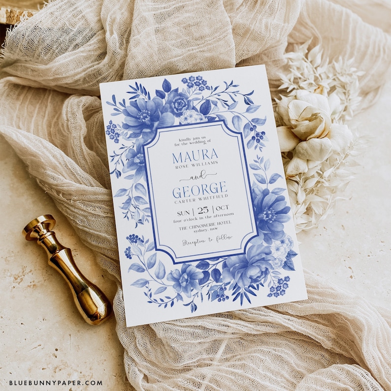 Puede incluir: Una invitaci&oacute;n de boda floral azul y blanca con un borde decorativo. La invitaci&oacute;n dice "Kindly join us for the wedding of Maura Rose Williams and George Carter Whitfield, Sun | 25 | Oct, four o'clock in the afternoon, The Chinoiserie Hotel, Sydney, NSW. Reception to follow."