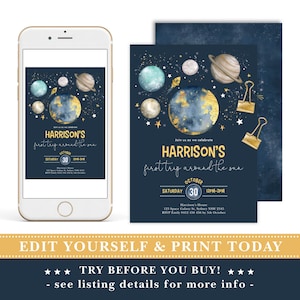 K&ouml;nnte beinhalten: Eine editierbare Einladung zu einer Geburtstagsparty f&uuml;r ein Kind zum Thema "Erste Reise um die Sonne". Die Einladung hat einen blauen Hintergrund mit goldenen Sternen, Planeten und einer Rakete. Der Text "Harrison's first trip around the sun" ist in goldenen Buchstaben geschrieben. Datum und Uhrzeit der Party sind unter dem Text aufgef&uuml;hrt.