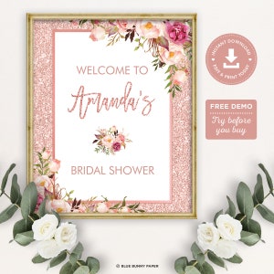 Op de afbeelding: Een afdrukbaar bruidsdouchebord met een roze glitterachtergrond en bloemmotieven. Het bord zegt "Welkom bij Amanda's Bridal Shower".