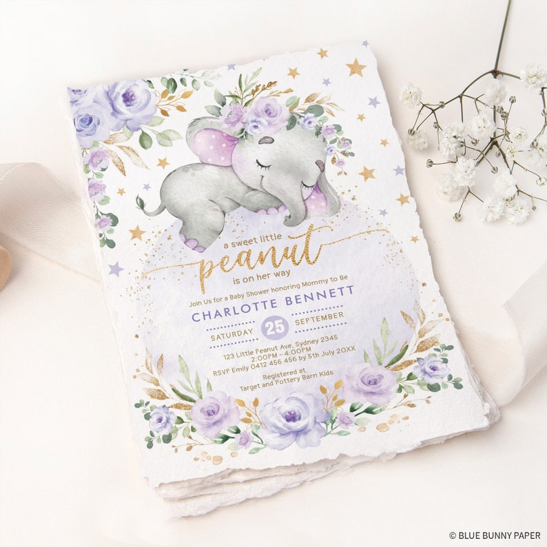 K&ouml;nnte beinhalten: Eine lila und goldene Babyparty-Einladung mit einer Aquarell-Illustration eines schlafenden Elefanten, der eine Blumenkrone tr&auml;gt. Der Text lautet "a sweet little peanut is on her way" und enth&auml;lt den Namen des Babys, Charlotte Bennett, sowie Datum und Uhrzeit der Party.