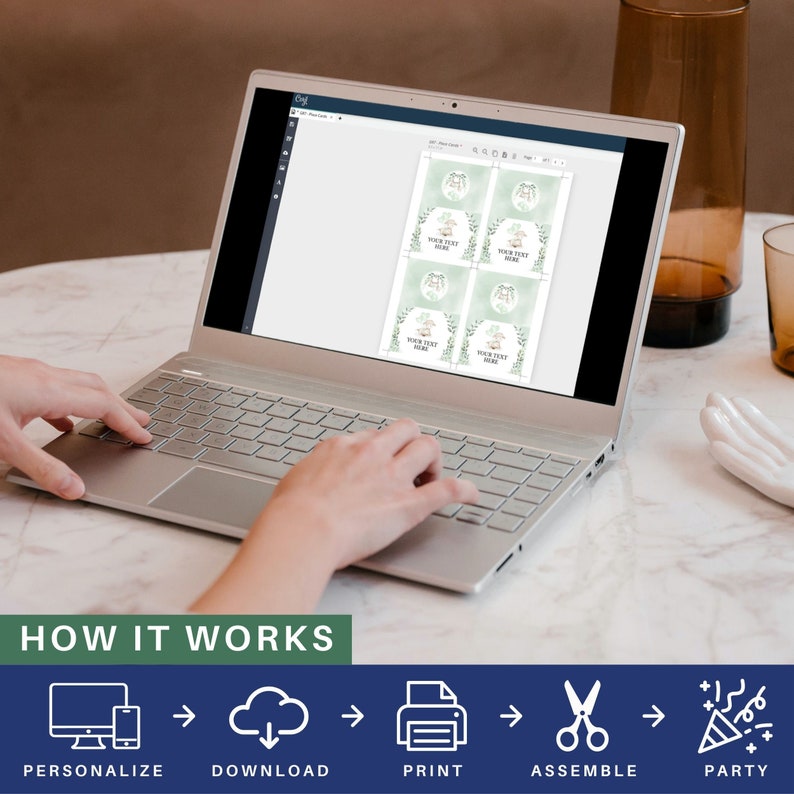 Puede incluir: La pantalla de una computadora port&aacute;til muestra una plantilla de dise&ntilde;o digital para etiquetas imprimibles. La plantilla presenta un dise&ntilde;o de acuarela verde y blanco con el texto "Your Text Here". La imagen muestra un proceso de cinco pasos para crear y usar las etiquetas: personalizar, descargar, imprimir, ensamblar y festejar.