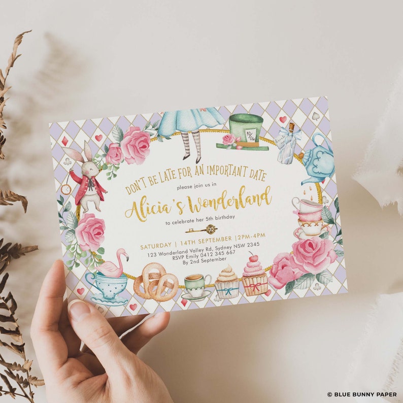Peut inclure: Invitation &agrave; une f&ecirc;te d'anniversaire sur le th&egrave;me d'Alice au pays des merveilles avec un fond &agrave; carreaux blancs et violets. L'invitation pr&eacute;sente une illustration aquarelle d'Alice, le Chapelier fou, le Lapin Blanc et d'autres personnages du livre. Le texte sur l'invitation se lit comme suit : "Ne soyez pas en retard pour un rendez-vous important... rejoignez-nous dans le Wonderland d'Alicia pour c&eacute;l&eacute;brer son 5e anniversaire. Samedi 14 septembre 14h00-16h00 123 Wonderland Valley Rd, Sydney NSW 2345 RSVP Emily 0412 345 667 Avant le 2 septembre".
