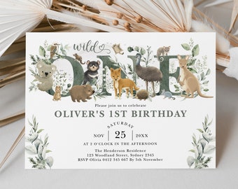 Puede incluir: Una tarjeta de invitación verde y blanca con una ilustración de acuarela de animales y el texto "wild one" para una fiesta de primer cumpleaños. La invitación incluye la fecha, la hora y la ubicación de la fiesta.