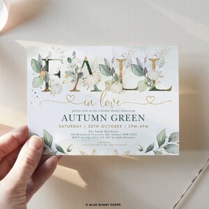 Puede incluir: Invitaci&oacute;n a una despedida de soltera con letras doradas y follaje verde. La invitaci&oacute;n dice "Fall in love" y "Autumn Green" con la fecha y la hora del evento. La invitaci&oacute;n tambi&eacute;n incluye la direcci&oacute;n y la informaci&oacute;n de RSVP.