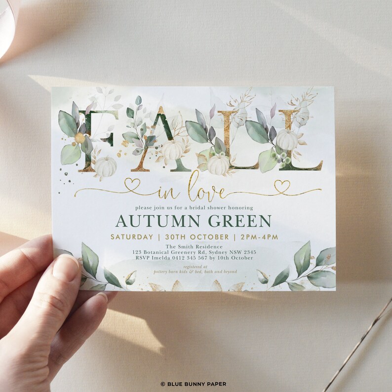 Puede incluir: Invitaci&oacute;n a una despedida de soltera con letras doradas y follaje verde. La invitaci&oacute;n dice "Fall in love" y "Autumn Green" con la fecha y la hora del evento. La invitaci&oacute;n tambi&eacute;n incluye la direcci&oacute;n y la informaci&oacute;n de RSVP.