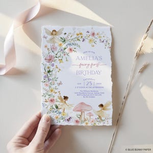 Peut inclure: Une invitation d'anniversaire sur le th&egrave;me des f&eacute;es, avec une bordure florale aquarelle, repr&eacute;sentant des f&eacute;es, des champignons et des papillons. Le texte indique "Rejoignez-nous pour le premier anniversaire de f&eacute;e d'Amelia, samedi 25 juin 20XX, 14h00, La r&eacute;sidence Williams, 1234 Woodland Avenue, Sydney 2345, RSVP &agrave; Rachael 0412 345 678 avant le 5 octobre".