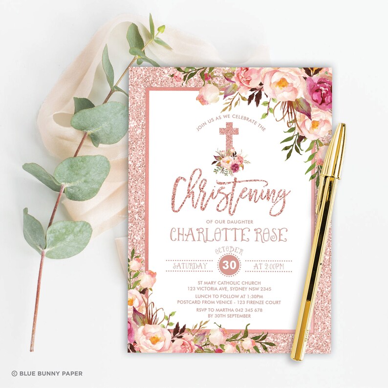 Op de afbeelding: Een roze en wit bloemenontwerp op een gouden glitterachtergrond. De tekst luidt "Doe met ons mee om de doop van onze dochter Charlotte Rose te vieren, zaterdag 30 oktober om 14:00 uur, St. Mary Catholic Church, 123 Victoria Ave, Sydney NSW 2345, Lunch aansluitend om 13:30 uur, Postkaart uit Veneti&euml;, 123 Firenze Court, RSVP aan Martha 042 345 678 v&oacute;&oacute;r 30 september".