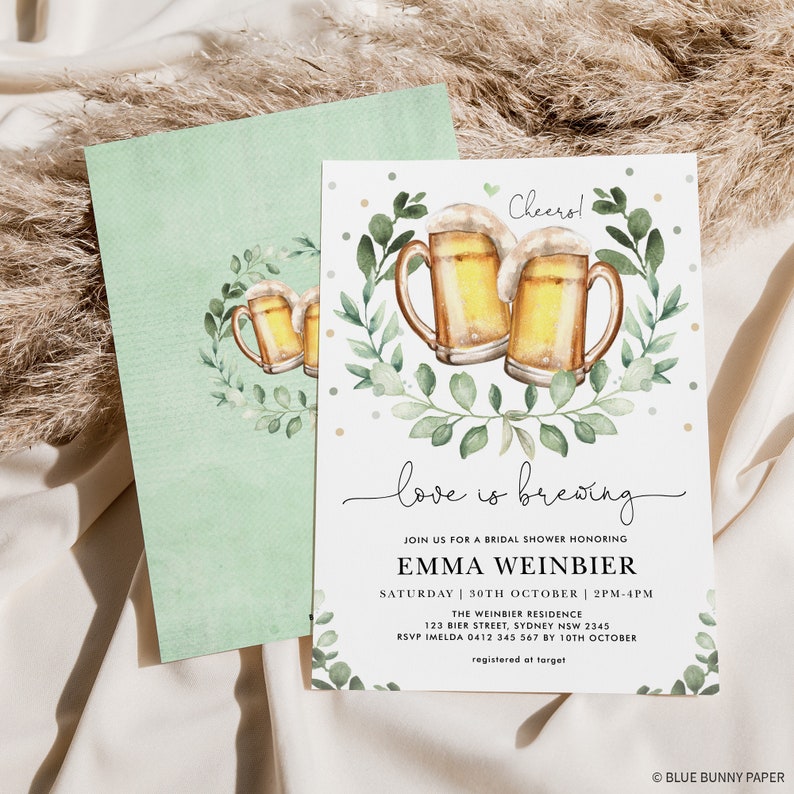 K&ouml;nnte beinhalten: Eine gr&uuml;ne und wei&szlig;e Einladung zur Brautparty mit einer Aquarell-Illustration von zwei Bierkr&uuml;gen mit dem Text "Cheerol" und "love is brewing". Die Einladung enth&auml;lt den Namen der Braut, Datum, Uhrzeit und Ort. RSVP-Informationen sind ebenfalls enthalten.