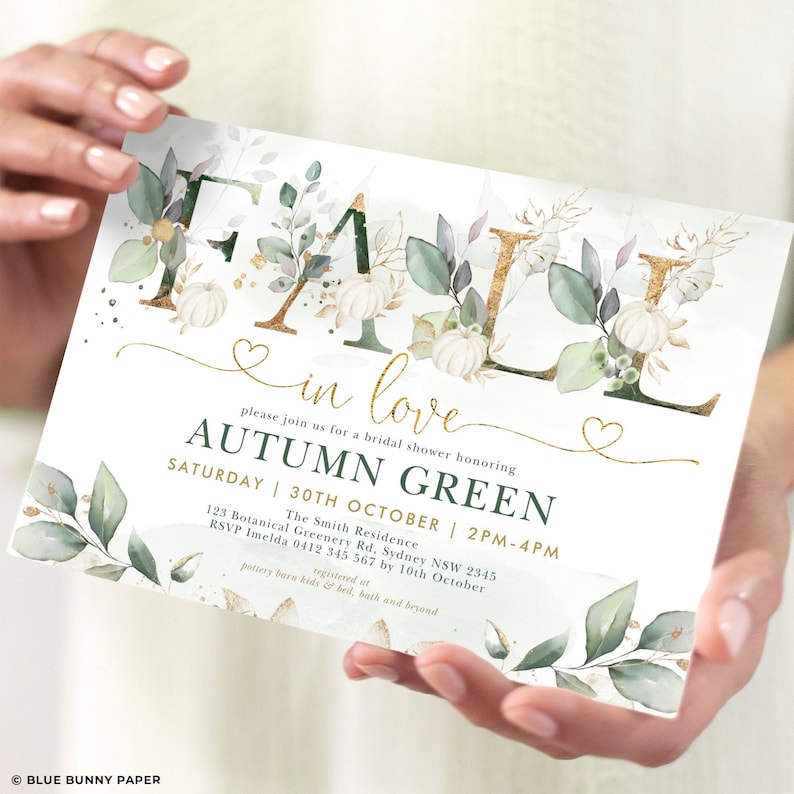Puede incluir: Invitaci&oacute;n a una despedida de soltera con un fondo de acuarela con hojas verdes, calabazas blancas y letras doradas. La invitaci&oacute;n dice "Fall in love" y "Autumn Green" con la fecha y la hora del evento. La invitaci&oacute;n tambi&eacute;n incluye la direcci&oacute;n y la informaci&oacute;n de RSVP.