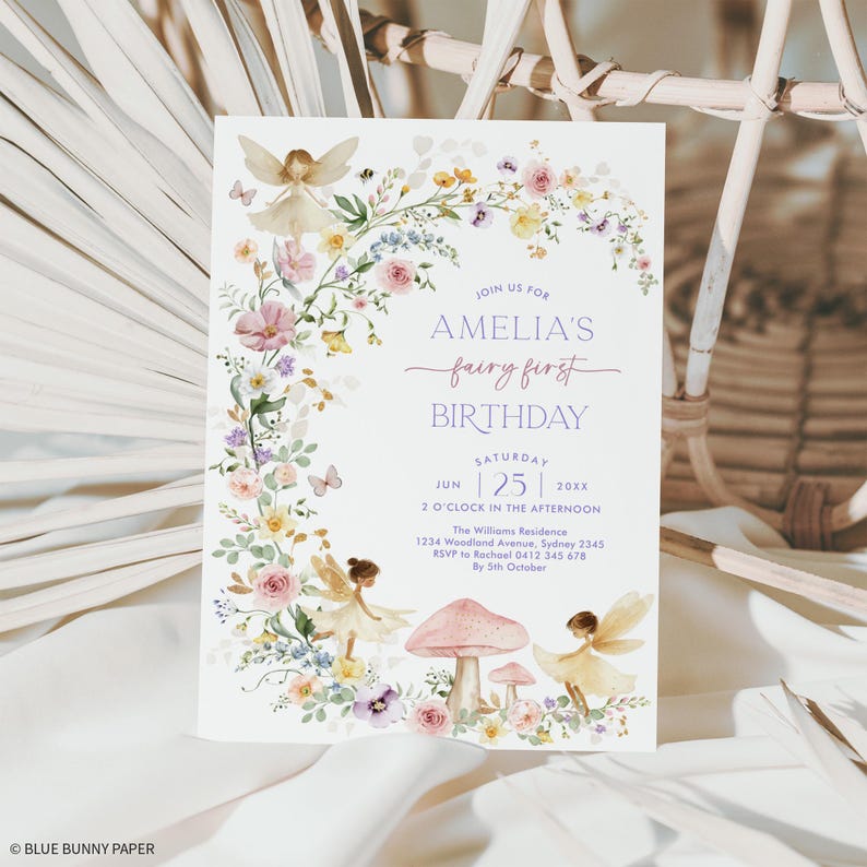 Peut inclure: Une illustration aquarelle d'une invitation &agrave; une f&ecirc;te d'anniversaire de f&eacute;e avec une couronne de fleurs, des champignons et des f&eacute;es. L'invitation indique "Rejoignez-nous pour le premier anniversaire de f&eacute;e d'Amelia, samedi 25 juin 20XX, 14h00, The Williams Residence, 1234 Woodland Avenue, Sydney 2345, RSVP &agrave; Rachael 0412 345 678 avant le 5 octobre."