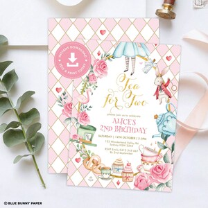 Op de afbeelding: Roze en witte Alice in Wonderland-thema verjaardagsuitnodiging met een aquarel illustratie van Alice, de Hoedenmaker, het Witte Konijn en een flamingo. De uitnodiging zegt "Tea for Two" en "Alice's 2nd Birthday".