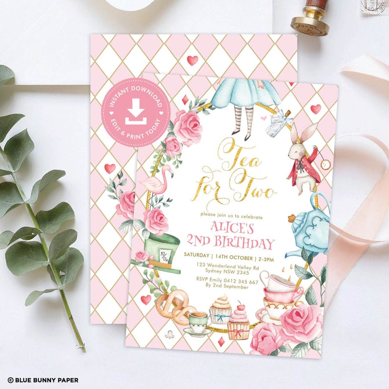 Op de afbeelding: Roze en witte Alice in Wonderland-thema verjaardagsuitnodiging met een aquarel illustratie van Alice, de Hoedenmaker, het Witte Konijn en een flamingo. De uitnodiging zegt "Tea for Two" en "Alice's 2nd Birthday".