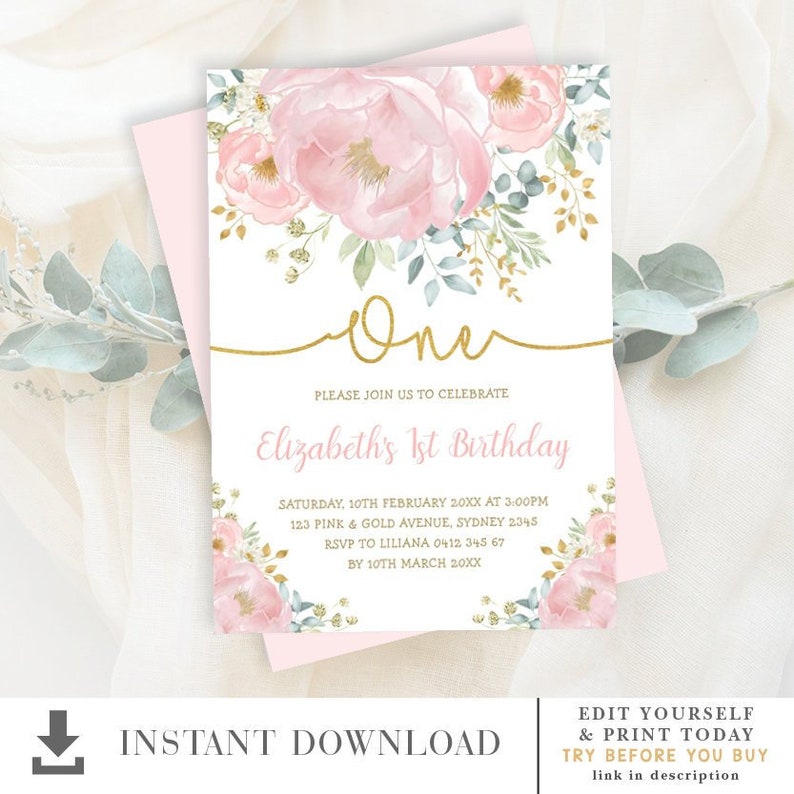 Pu&ograve; includere: Invito al primo compleanno con fiori rosa e dorati con il testo "Si prega di unirsi a noi per celebrare il 1&deg; compleanno di Elizabeth" e i dettagli dell'evento. L'invito presenta un design floreale con fiori rosa e accenti dorati.
