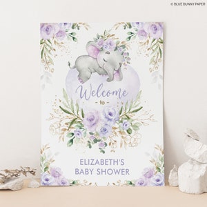 Puede incluir: Un cartel de bienvenida para una baby shower de color morado y dorado con una ilustraci&oacute;n de acuarela de un elefante durmiendo que lleva una corona de flores. El cartel dice "Bienvenido a la baby shower de Elizabeth".