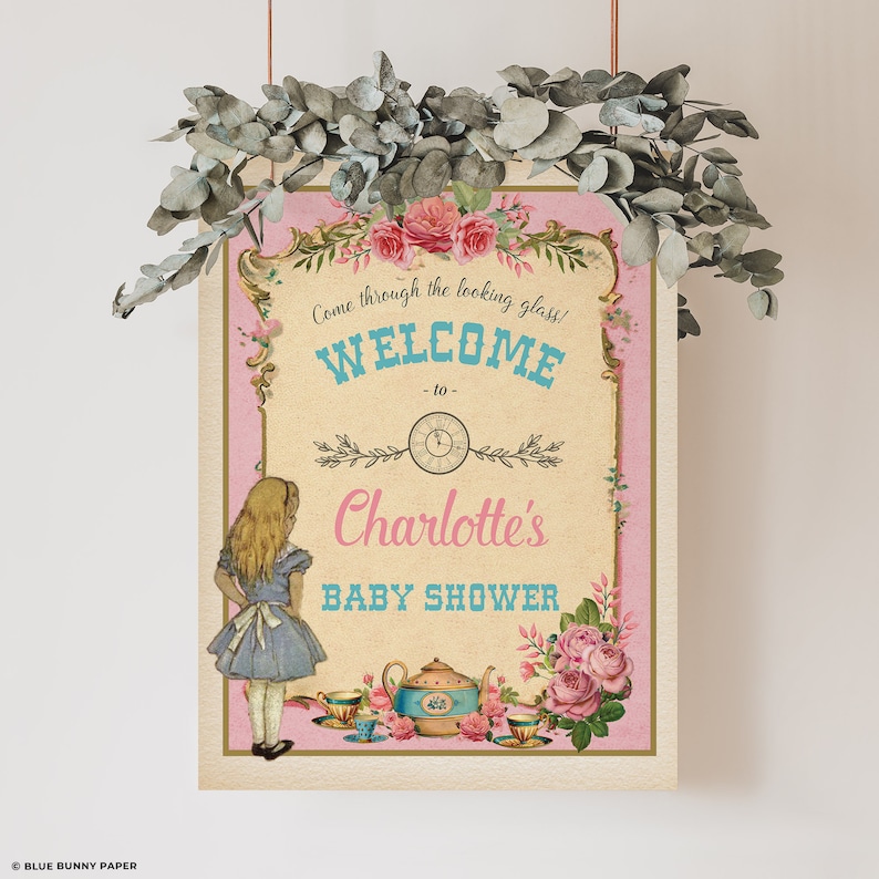 Może przedstawiać: Witać tabliczka na baby shower w stylu vintage z r&oacute;żowym tłem i fantazyjną ilustracją Alicji w Krainie Czar&oacute;w. Na tabliczce widnieje napis "Come through the looking glass! Welcome to Charlotte's Baby Shower".