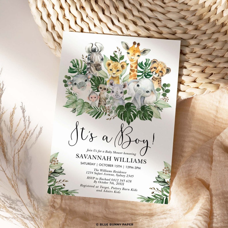 K&ouml;nnte beinhalten: Eine Babyparty-Einladung im Dschungel-Thema mit dem Text "Es ist ein Junge!" Die Einladung zeigt eine Aquarell-Illustration verschiedener Dschungeltiere, darunter eine Giraffe, ein Zebra, ein L&ouml;we, ein Elefant und ein Affe, umgeben von gr&uuml;nen Bl&auml;ttern. Die Einladung enth&auml;lt die Details der Babyparty, wie Datum, Uhrzeit und Ort.