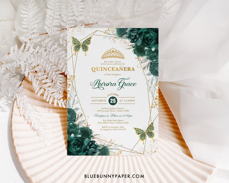 K&ouml;nnte beinhalten: Eine Quincea&ntilde;era-Einladung in Gold- und Gr&uuml;nt&ouml;nen. Die Einladung zeigt einen Schmetterling, Blumen und eine Krone. Der Text auf der Einladung lautet: "Herr und Frau Alvarez laden Sie ein, die Quincea&ntilde;era ihrer Tochter Aurora Grace zu feiern. Samstag, 25. Oktober um 12:00 Uhr. St. Peter Julian Church, 1254 George Street, Sidney 2000. Empfang im Anschluss um 14:00 Uhr. Das Hyde Park Hotel, 1234 Miller Street, Sidney 2565. Bitte melden Sie sich bis zum 10. Oktober bei Angela unter 9412 345 678."