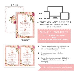 Op de afbeelding: Een digitale uitnodiging voor een doop met een roze en wit bloemenontwerp. De uitnodiging luidt "Doop van onze dochter Charlotte Rose" en bevat een kruis, de datum en de tijd. De uitnodiging is 12,7 cm bij 17,8 cm en bevat een bijpassend achterkantontwerp.
