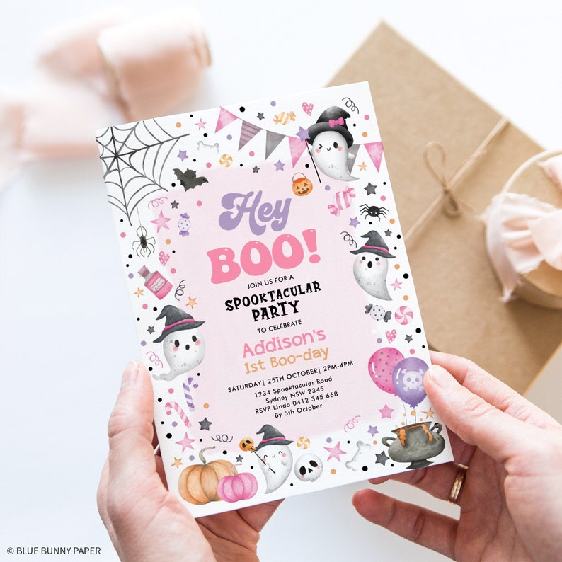 Peut inclure: Invitation &agrave; une f&ecirc;te d'Halloween rose et violette avec un fant&ocirc;me portant un chapeau de sorci&egrave;re et tenant une baguette magique. L'invitation dit "Hey Boo!" et comprend le texte "Rejoignez-nous pour une f&ecirc;te Spooktacular pour c&eacute;l&eacute;brer le 1er anniversaire d'Addison".